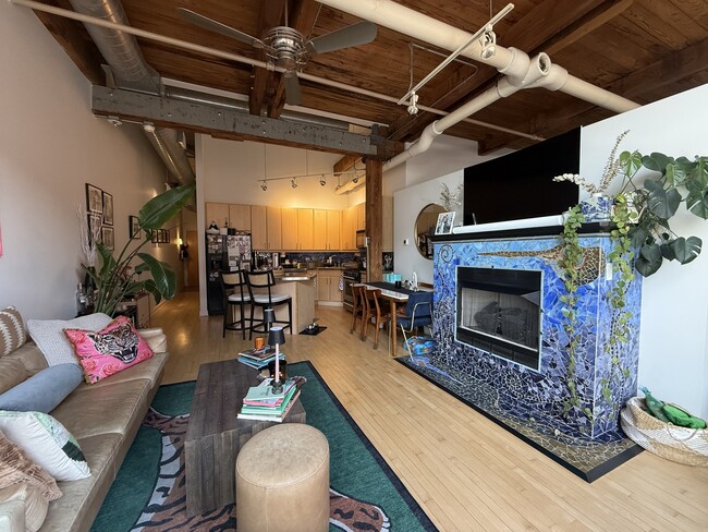 Building Photo - 1330 W Monroe St