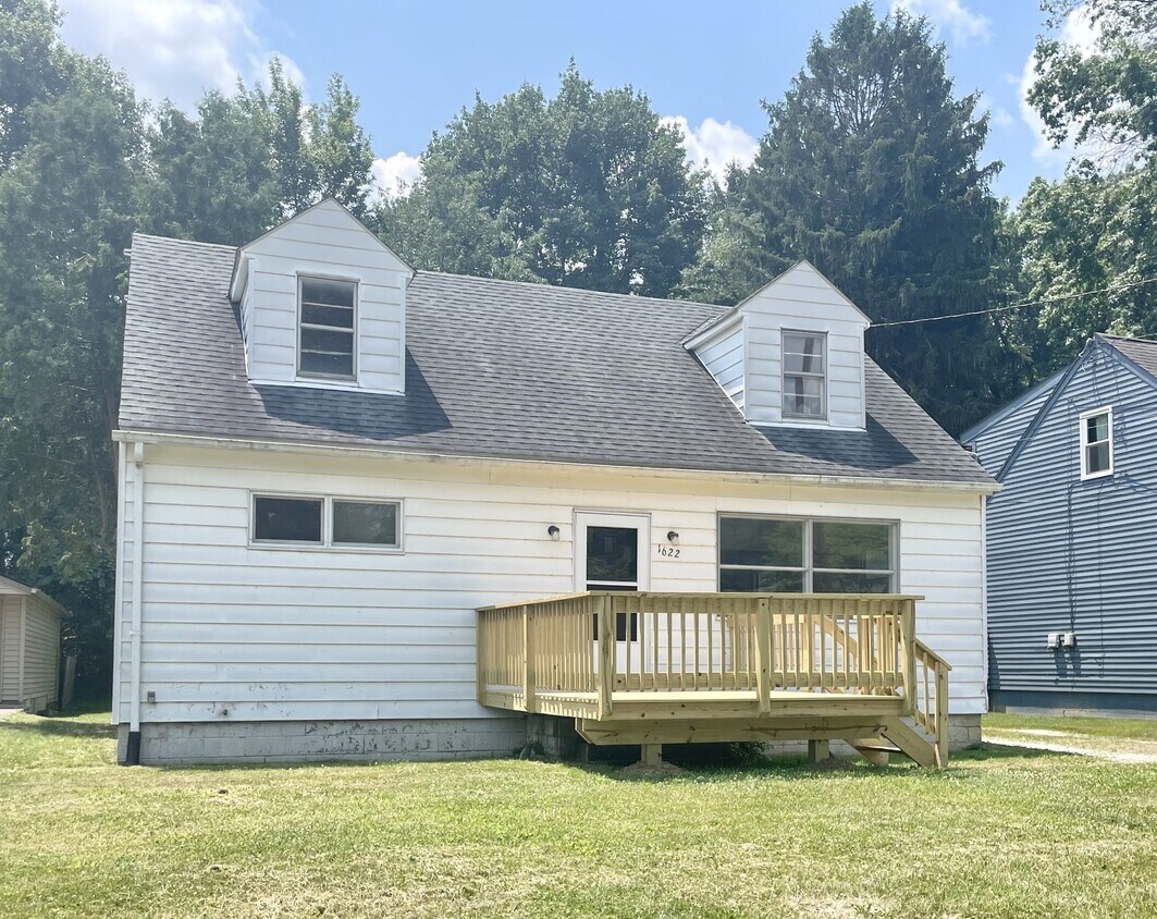 1622 Treasch Dr, Cuyahoga Falls, OH 44221 House Rental in Cuyahoga