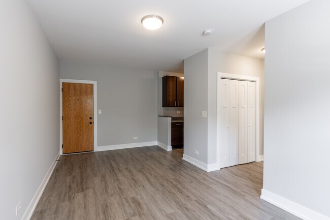 Foto del edificio - 705 W Brompton Ave