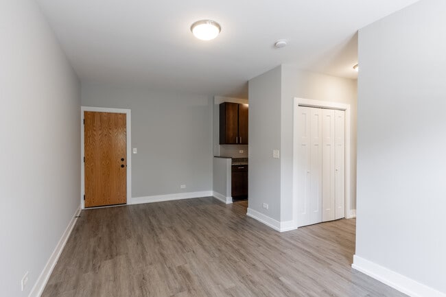 Building Photo - 705 W Brompton Ave