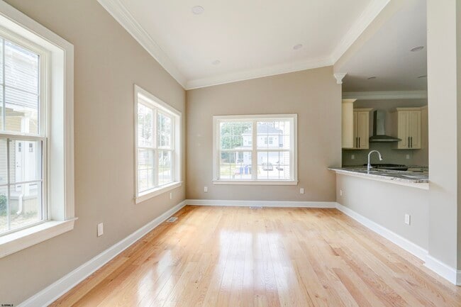Building Photo - 438A Redwood Ave