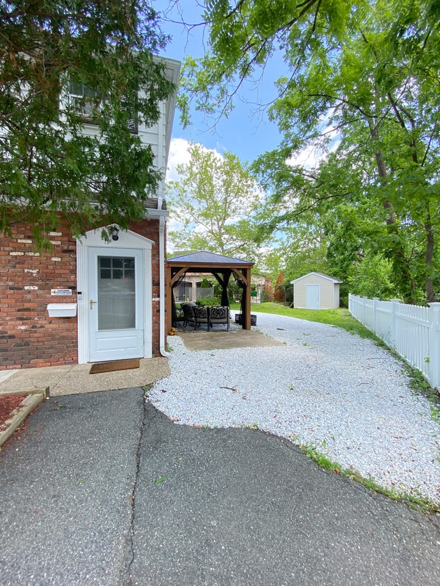 Entry - 496 E Main St