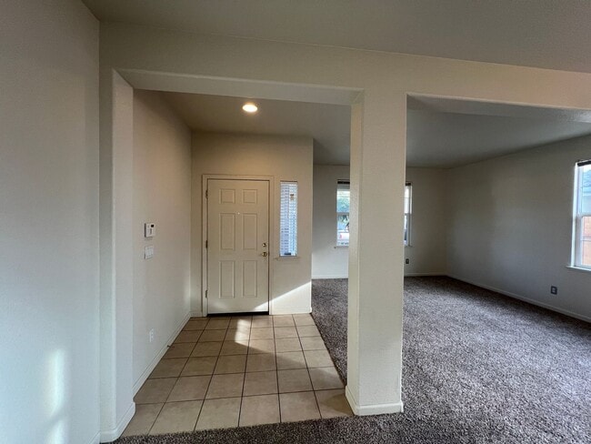 Building Photo - Large Two Story Crossroads Home!