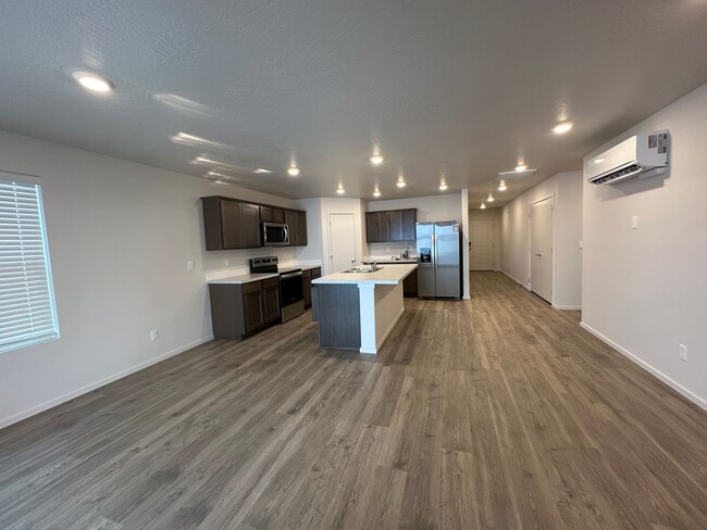 Foto del edificio - New 4 Bedroom 2 Bath Home in Airway Heights