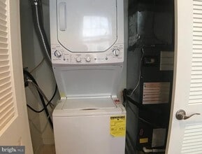 Building Photo - 2631 W Girard Ave