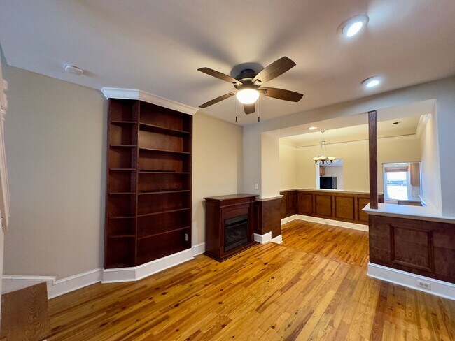 Foto del edificio - Charming 2 Bedroom/1 Bathroom Townhome with Deck and Parking Pad in South Baltimore!