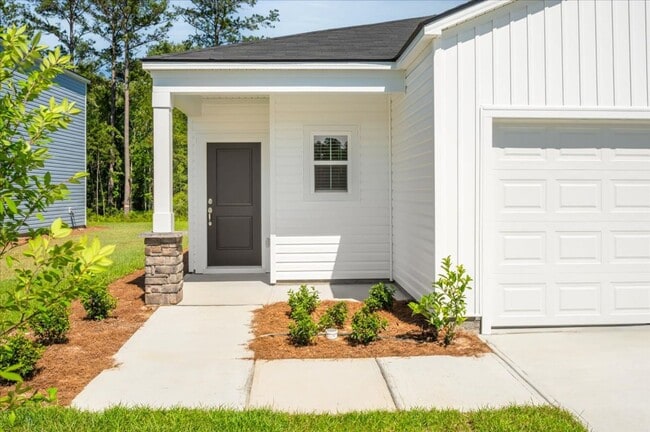 Building Photo - Spacious 3-Bedroom Home in Tranquil Savann...