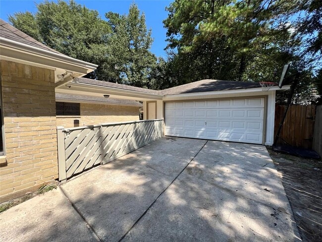 Building Photo - 3022 Falling Brook Dr