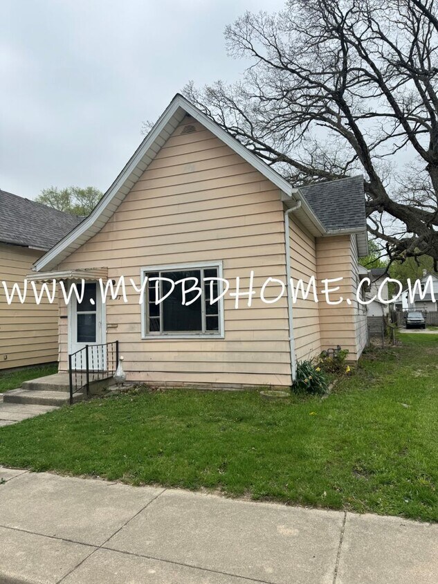 Primary Photo - 1327 Michigan Ave