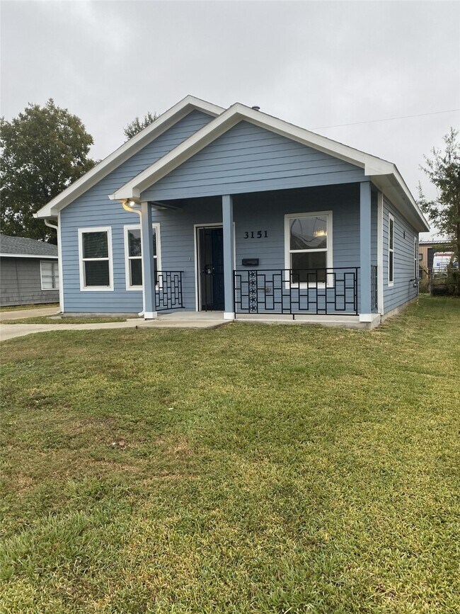 Building Photo - 3151 Roe Dr