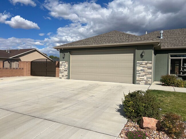 Building Photo - Beautiful Custom Home!