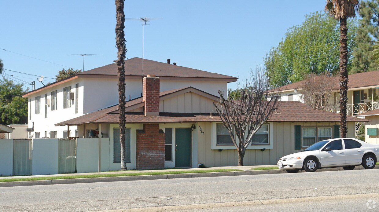Primary Photo - 3017 N Garey Ave
