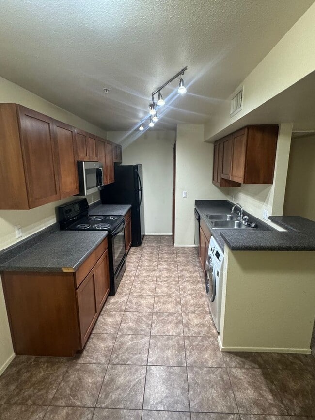 Building Photo - 2-Bed Condo in The Arbors- Ready for Move-In!