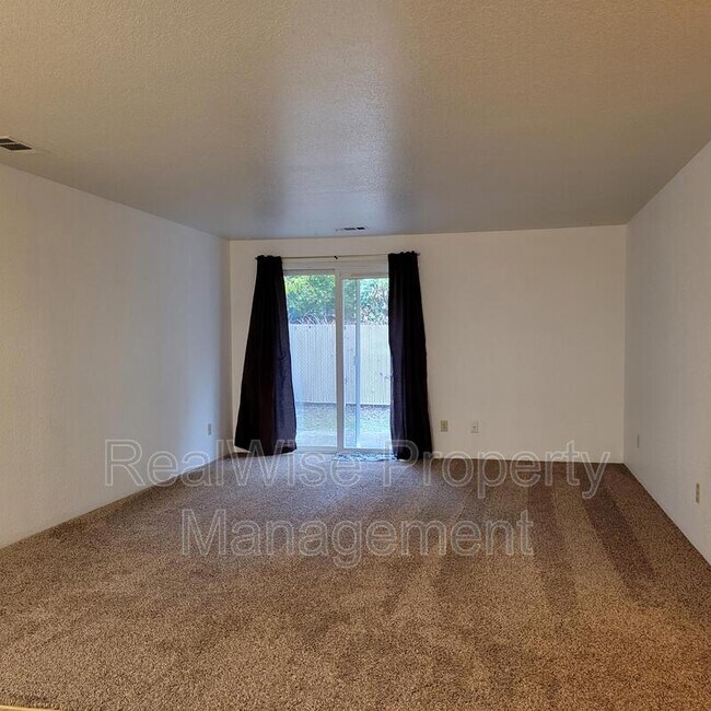 Building Photo - 1417 SW Kokanee Ln