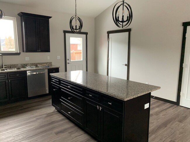 Building Photo - Beautiful 3 Bed 2 Bath Rambler