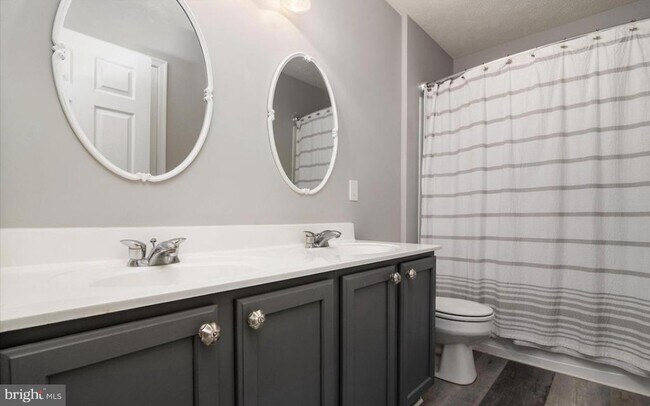 Foto del edificio - 1516 Falling Brook Ct