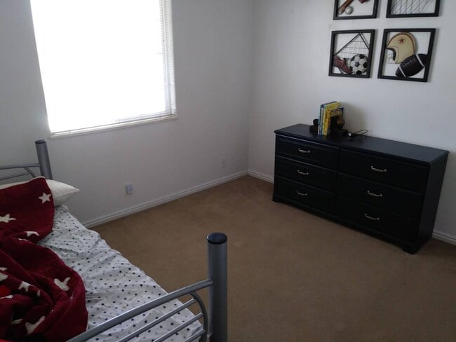 Building Photo - Orem Town-home