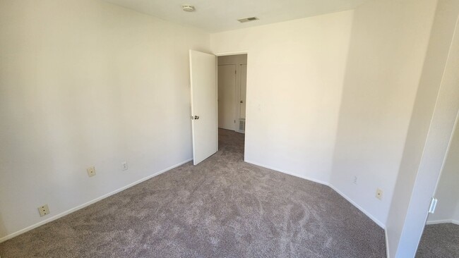 Building Photo - 2 Bedroom, 2 Bath Condo in Eastlake Shores