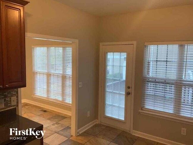 Building Photo - 811 Royal Oaks Dr