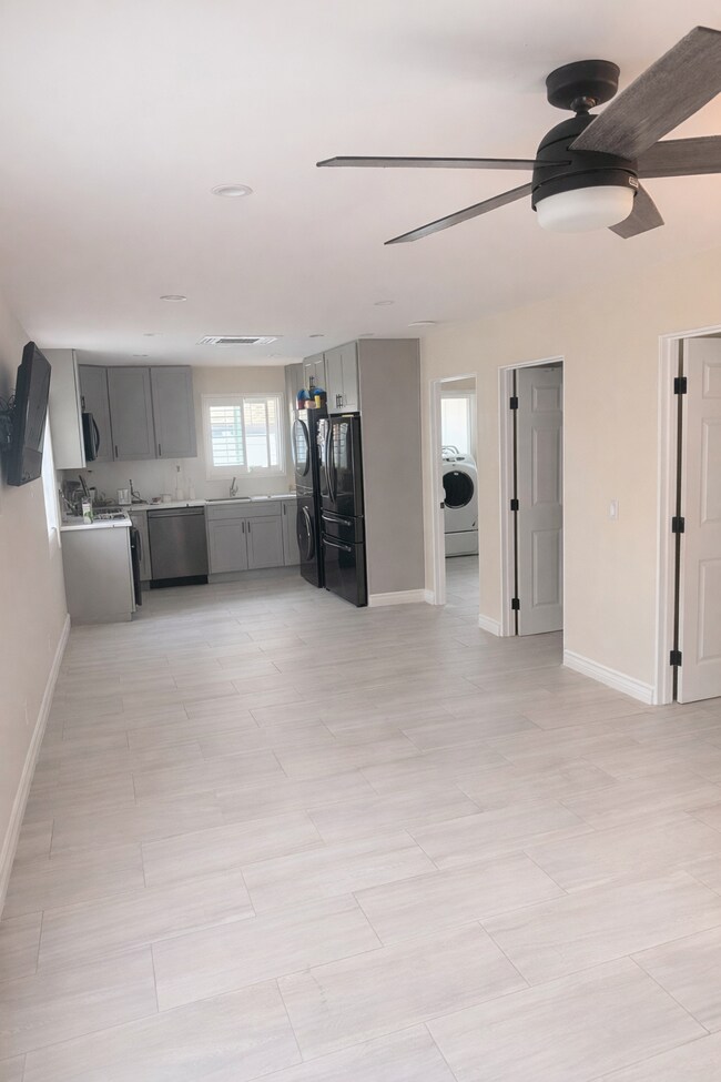 Comedor - 111 E 13th St