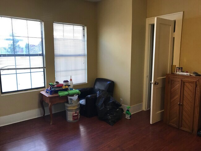 Foto del edificio - 1115 S Jennings Ave