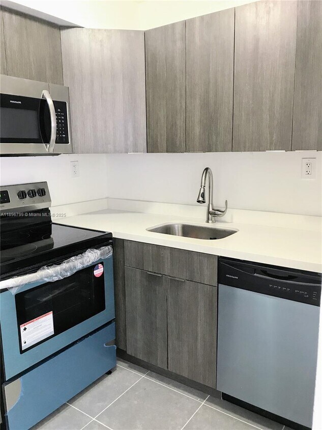 Foto principal - 740 81st St