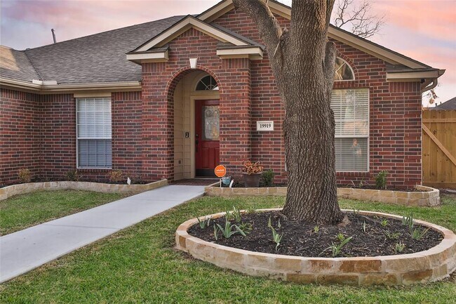 Foto del edificio - 19919 Upland Creek Dr