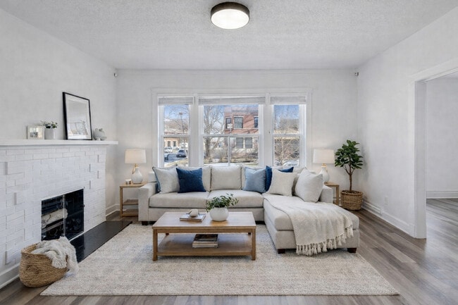 Building Photo - 3047 W Berteau Ave