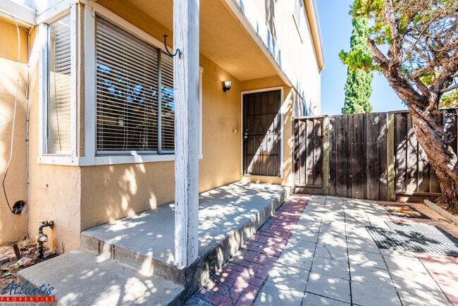 Building Photo - 913 El Lisa Dr