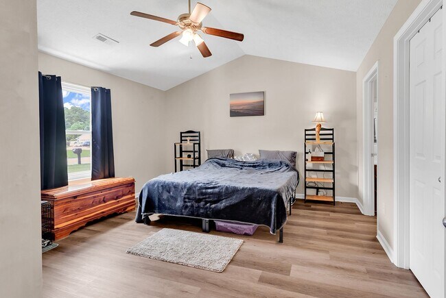 Foto del edificio - Beautiful 3bd/3ba WITH fenced in yard! UNFURNISHED!