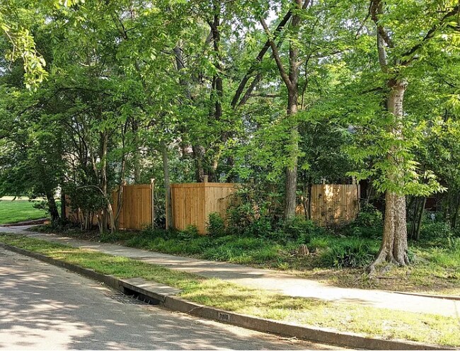 Foto del edificio - 3810 Kenwood Ave