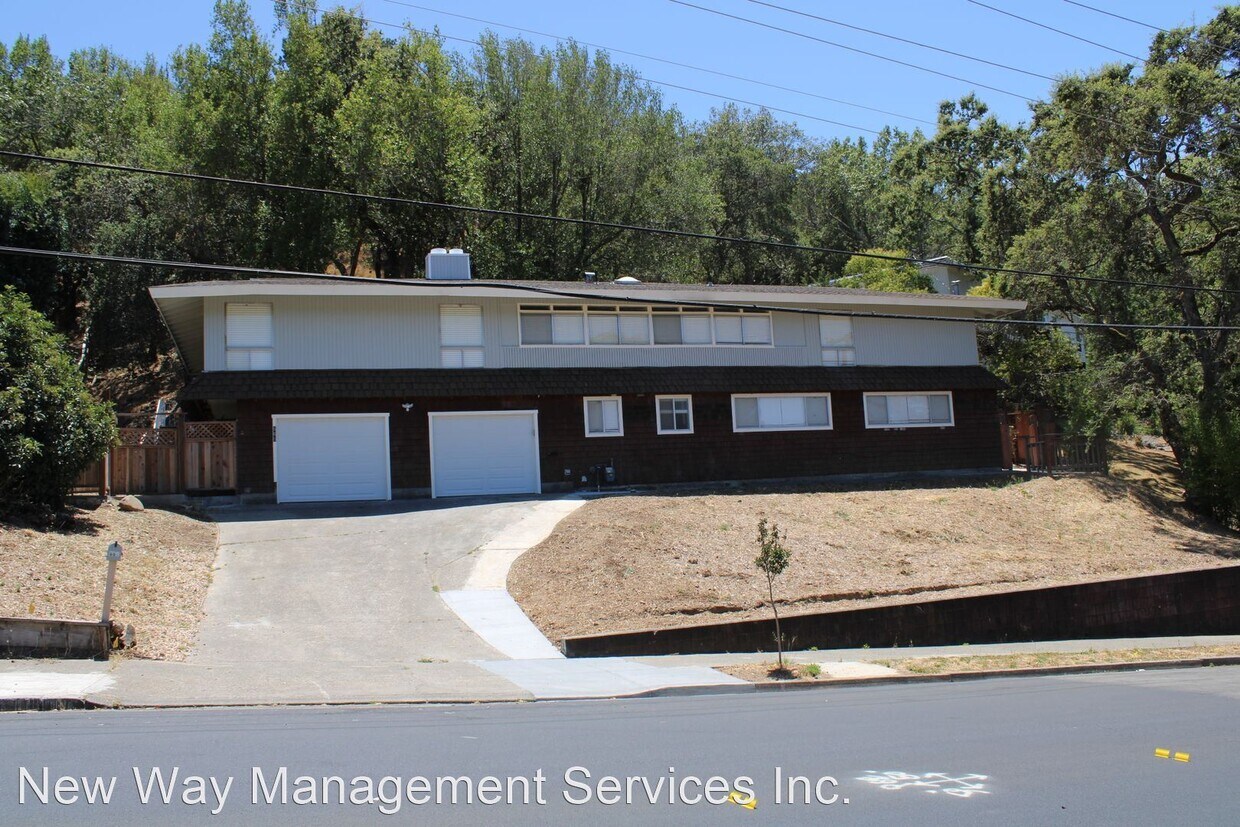 Foto principal - 5 br, 3 bath House - 665 Midway Blvd.