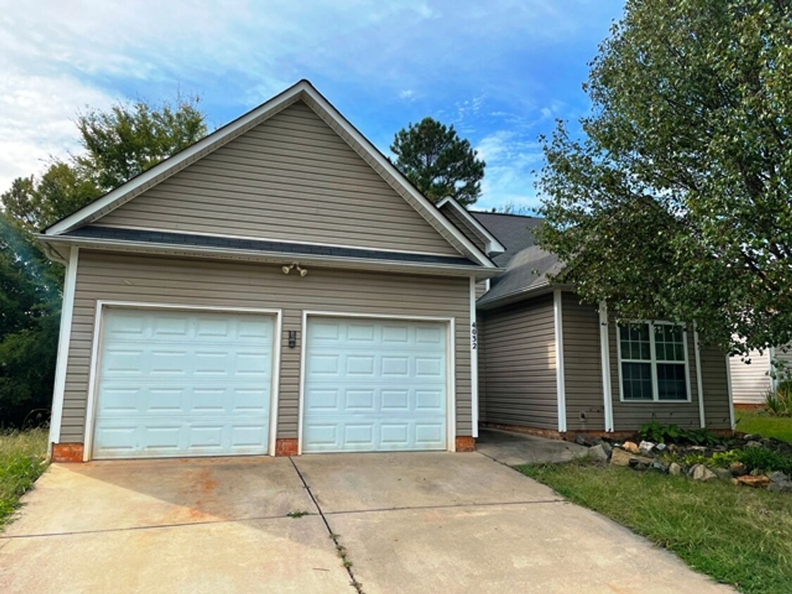 Primary Photo - Great 3 bedroom with garage!