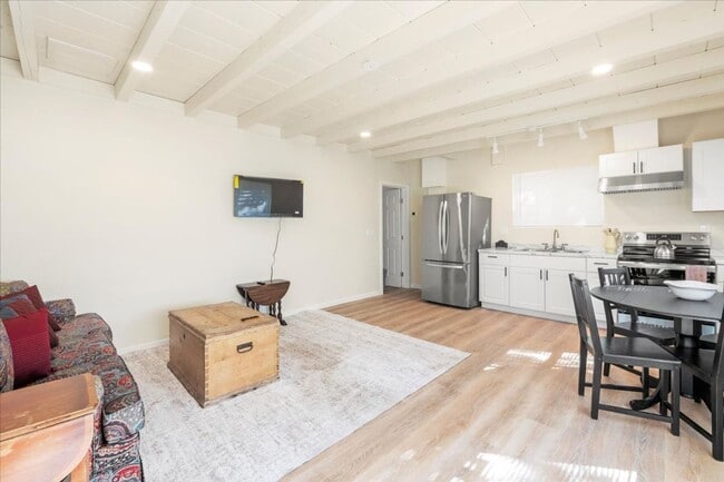 Building Photo - 1 Bed, 1 Bath in Carmel Valley DUPLEX