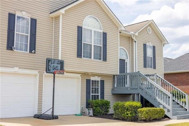Foto del edificio - 5 Bedroom home available to rent April 1st!