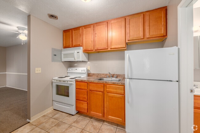 2BR, 2BA - 726SF - Kitchen - Kensington Club Apartments