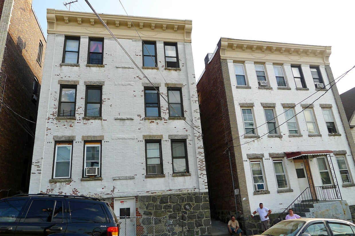 Primary Photo - 114 Maple St