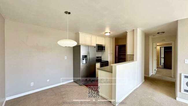Building Photo - Lighfilled Apartment in the Heart of Rockr...