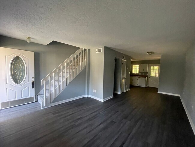 Foto del edificio - Spacious 2-Story End-Unit Townhome in Prim...