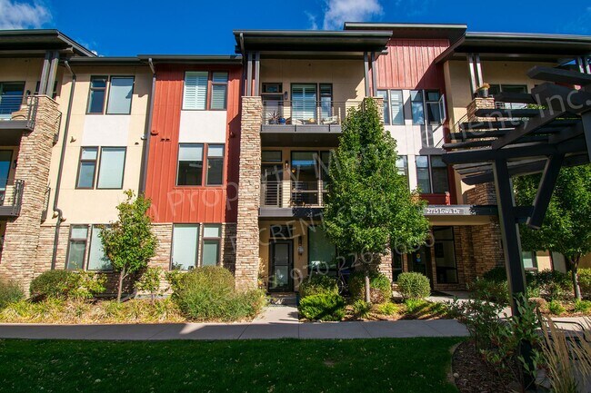 Building Photo - 2715 Iowa Dr