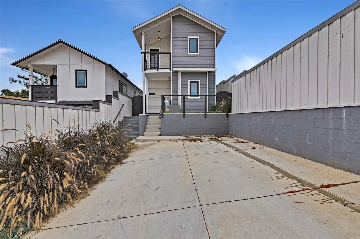 Primary Photo - 3260 Broadway
