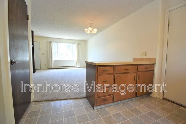 Building Photo - 530 N Rouse Ave