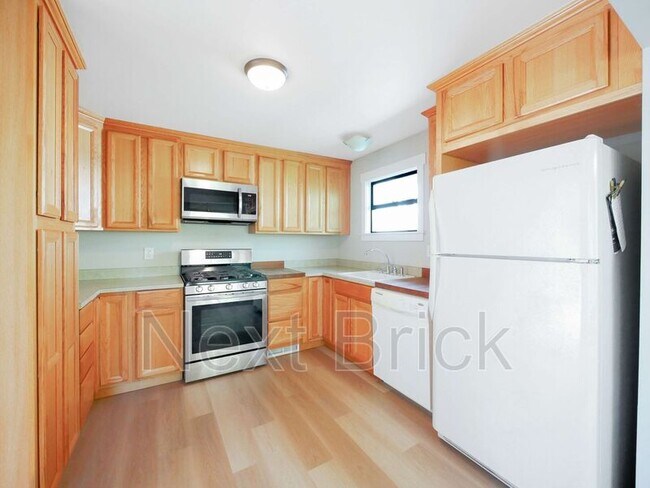 Building Photo - 5712 8th Ave NE