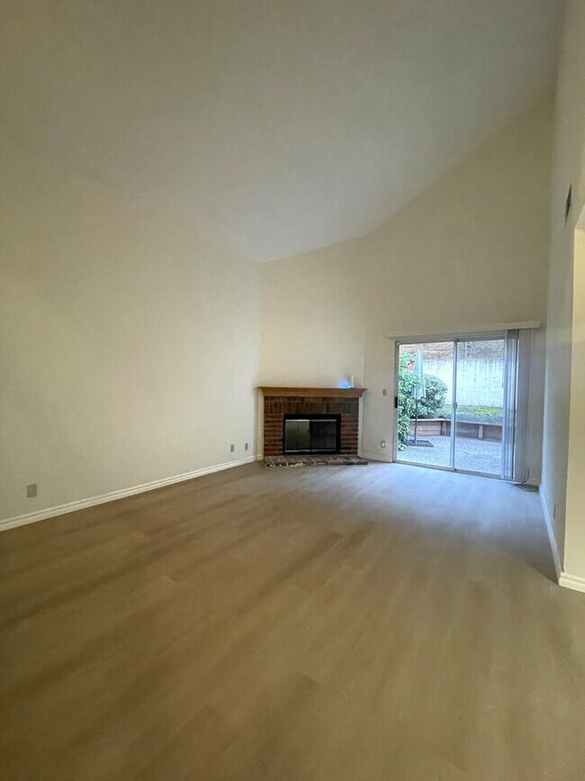 Building Photo - Gorgeous 3 Bedroom 2.5 bath Home in Desira...