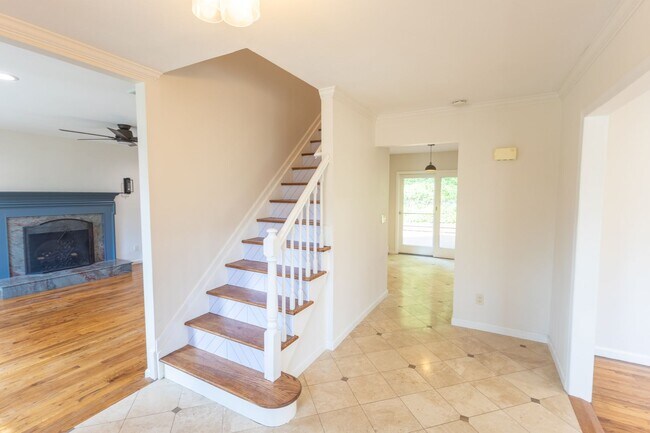 Building Photo - Spacious 4 - Bedroom, 2 Bathroom (Full Hou...
