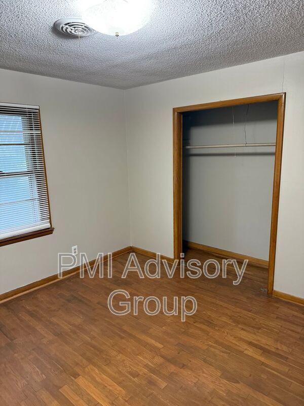 Building Photo - 807 Lincoln St