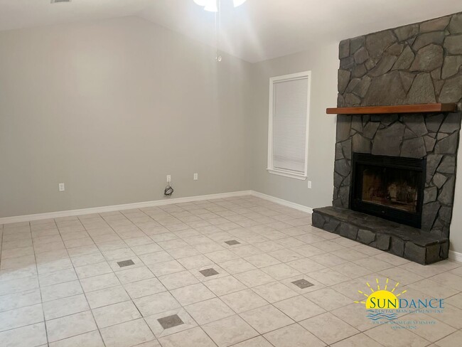 Building Photo - Beautifully renovated Navarre Home!