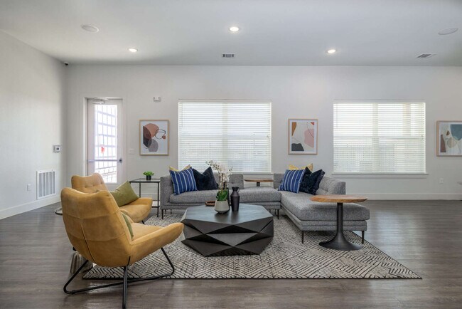 Foto del edificio - Elegant Living Spaces: Your Oasis in Our 1...