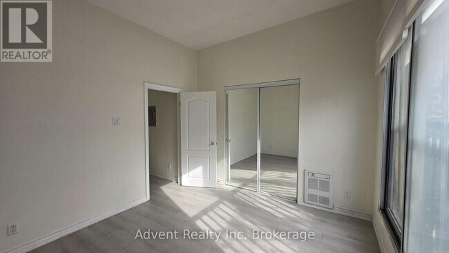 Photo du bâtiment - 1454 Queen St W