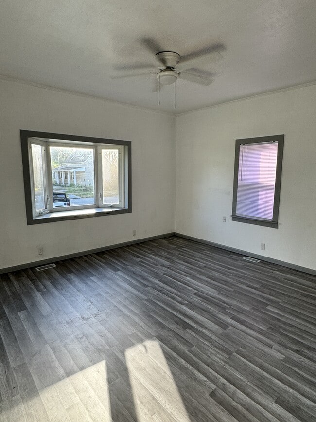 Building Photo - 821 S Market St